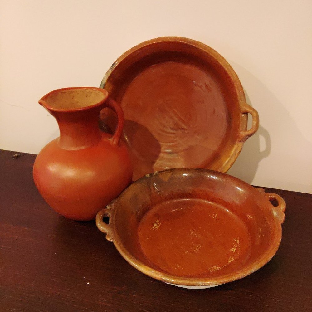 Guatemalan clay pottery - 1 pitcher and 2 flat bowls